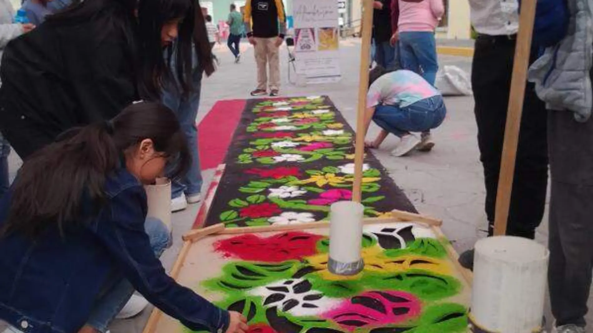 Isaac Salazar comparte con la comunidad de Huamantla sus conocimientos en alfombrismo Cortesía Isaac Salazar Crisóstomo (3)